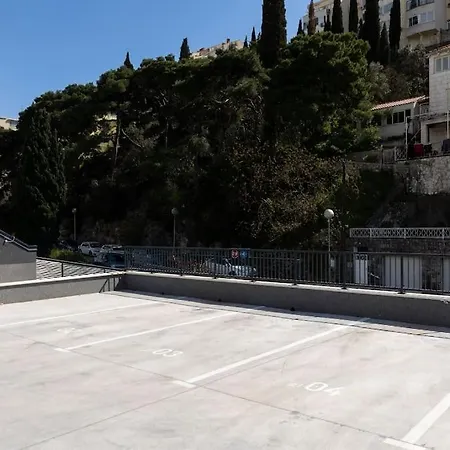 Pier Free Parking And Balcony アパート ドゥブロブニク