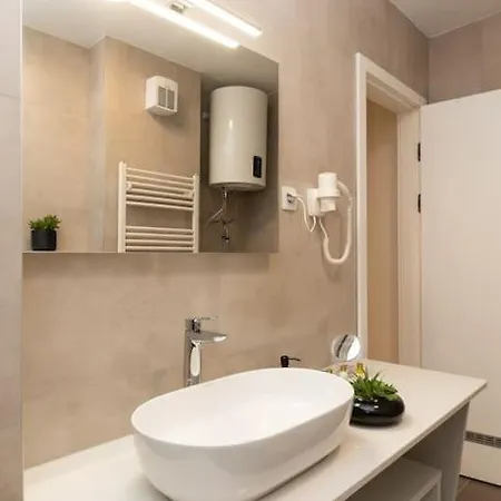 Pier Free Parking And Balcony Apartment
